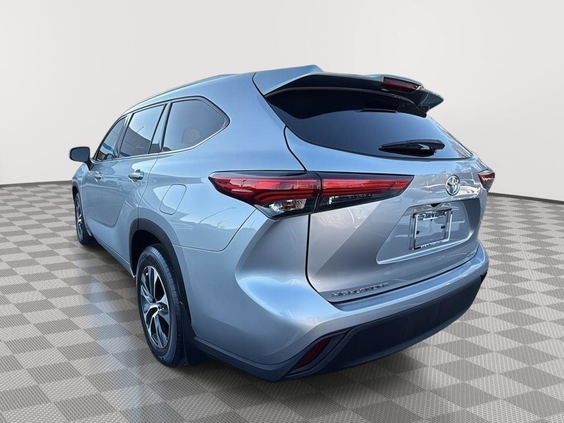 Used 2022 Toyota Highlander XLE image 3