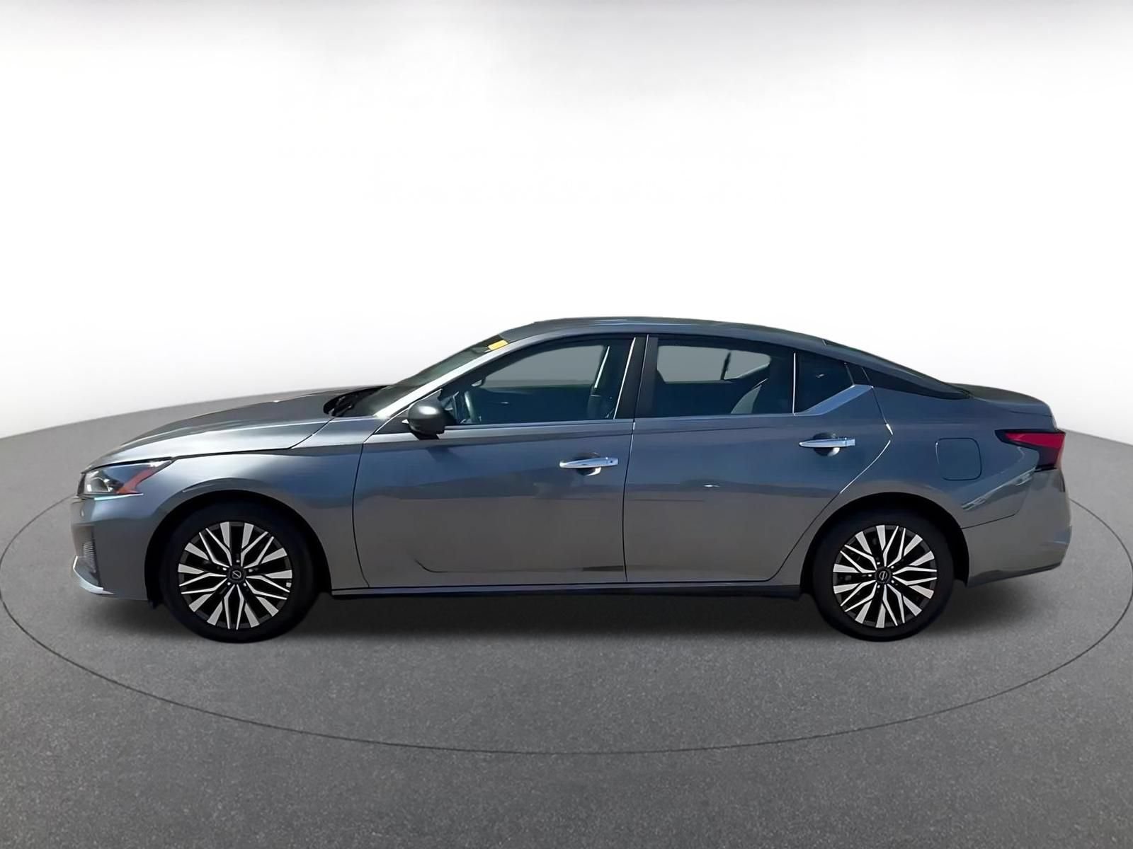 Used 2025 Nissan Altima 2.5 SV FWD image 9