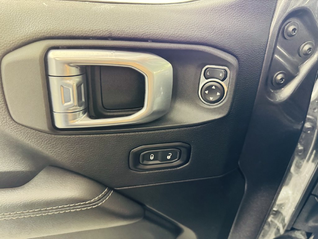 Used 2021 Jeep Wrangler Unlimited Sahara AWD/4WD image 8