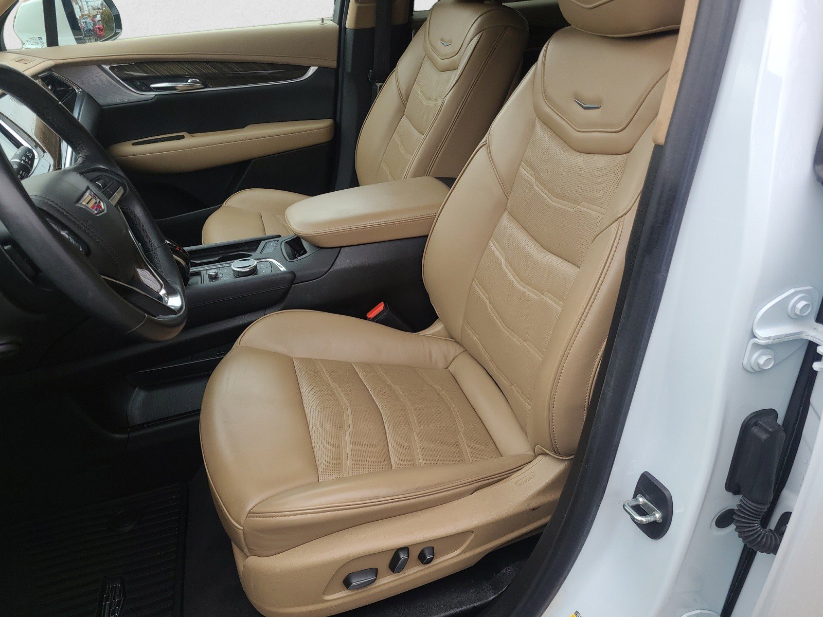 Used 2023 Cadillac XT6 Premium Luxury w/ Platinum Package FWD image 11