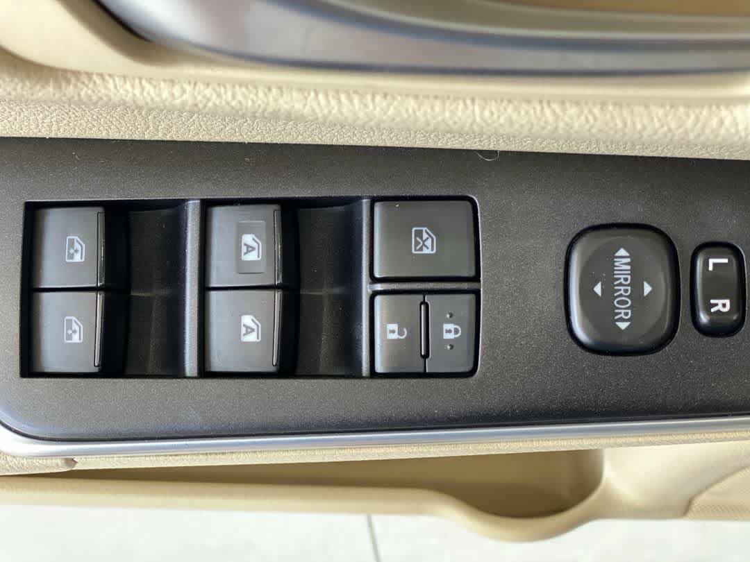 Used 2015 Toyota Camry XLE w/ Moonroof Package FWD image 16