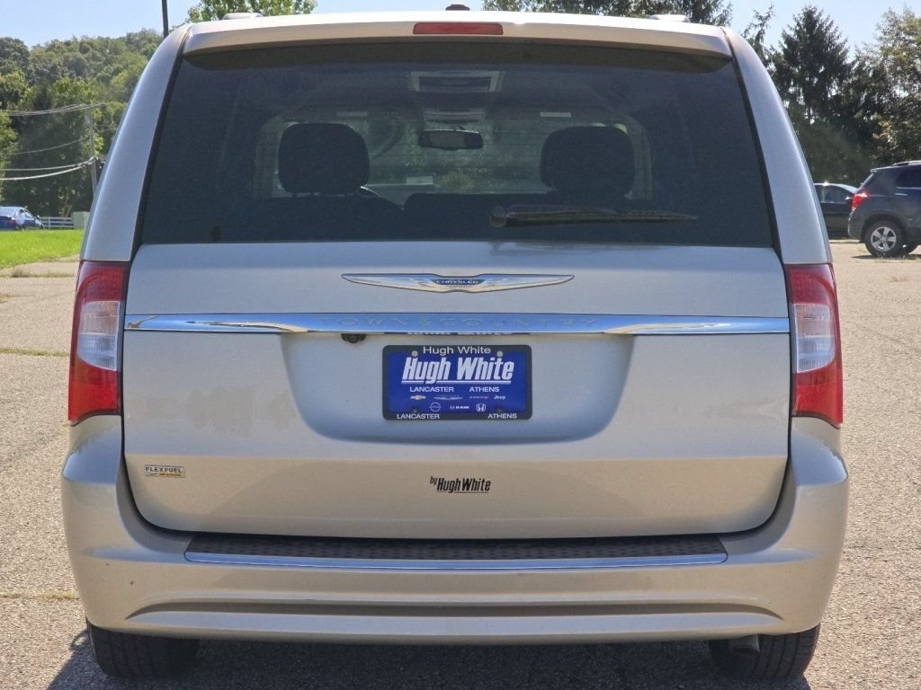 Used 2016 Chrysler Town & Country Touring FWD image 18