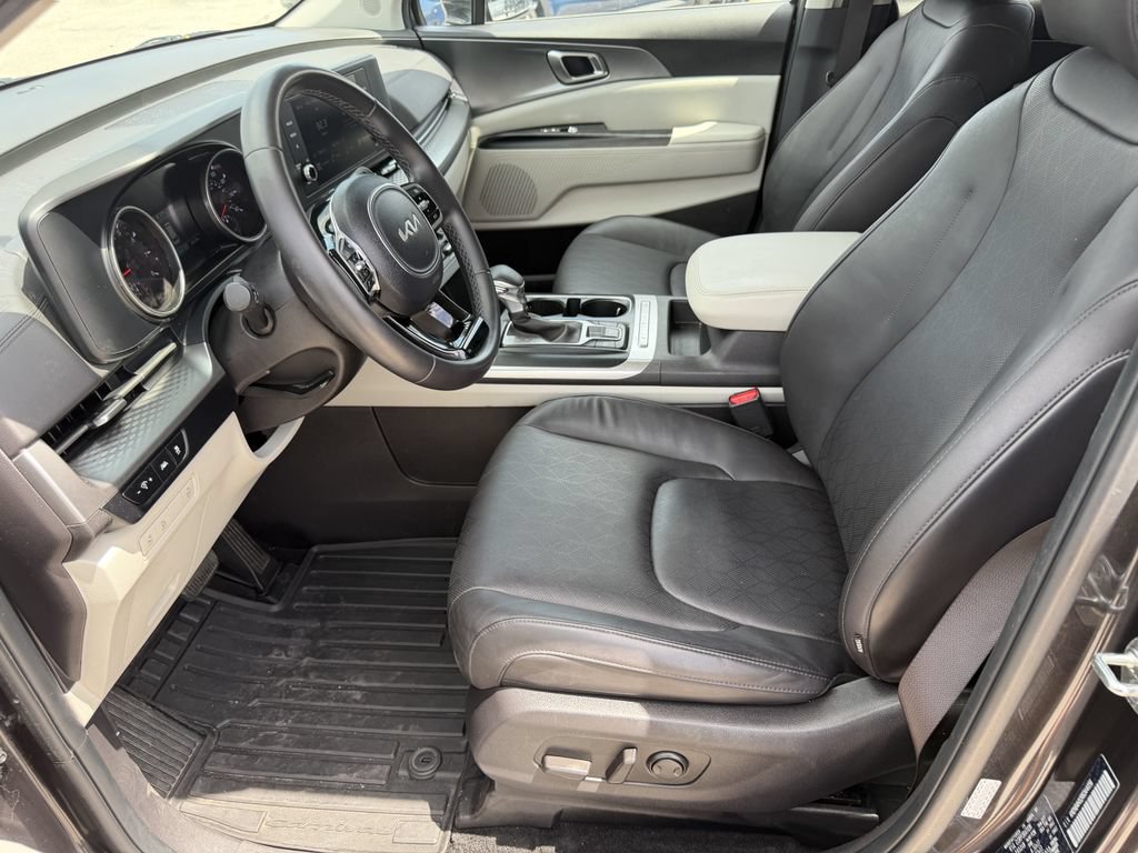 Certified 2024 Kia Carnival LX FWD image 24