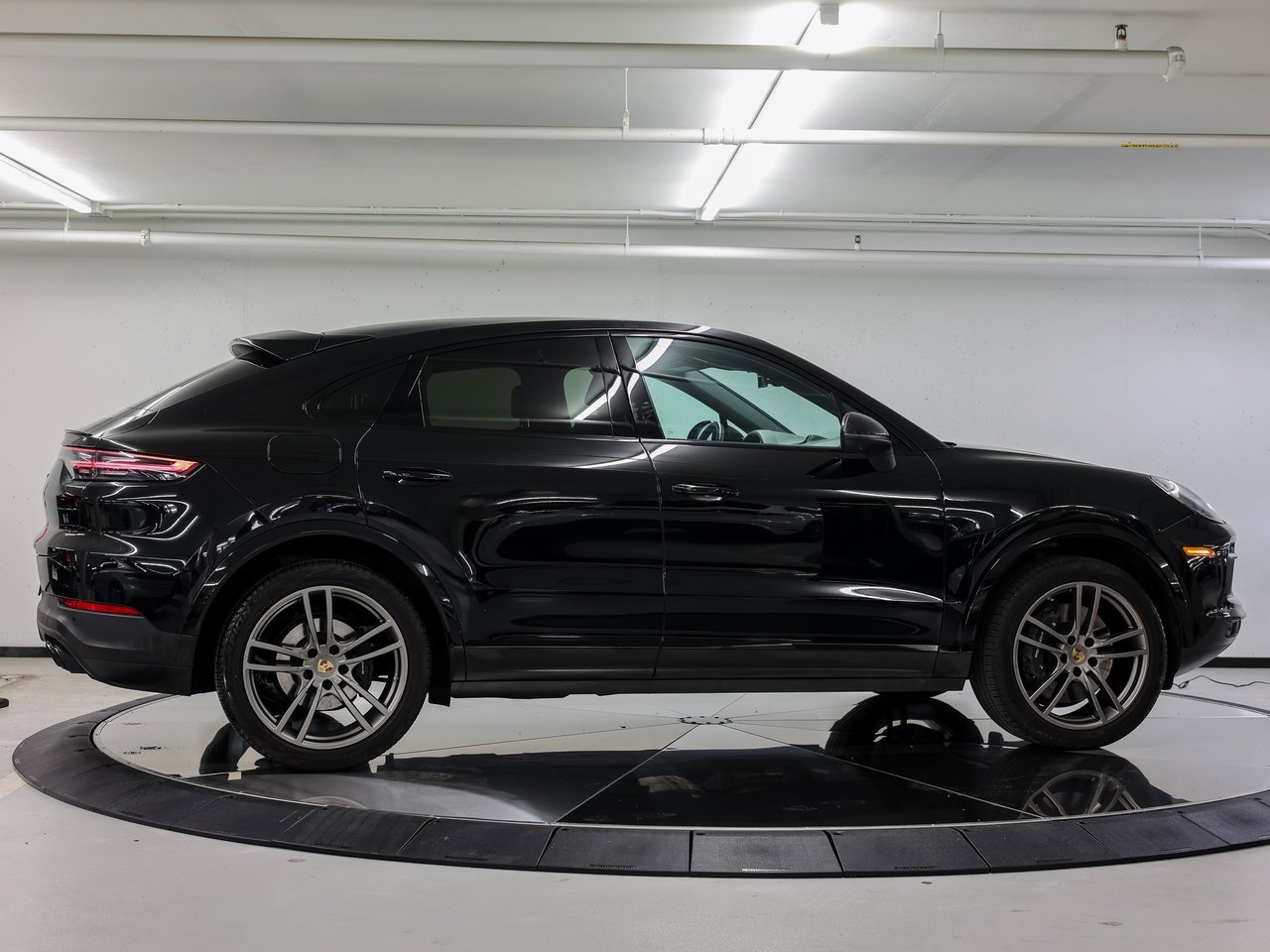 Certified 2023 Porsche Cayenne Platinum Edition image 8