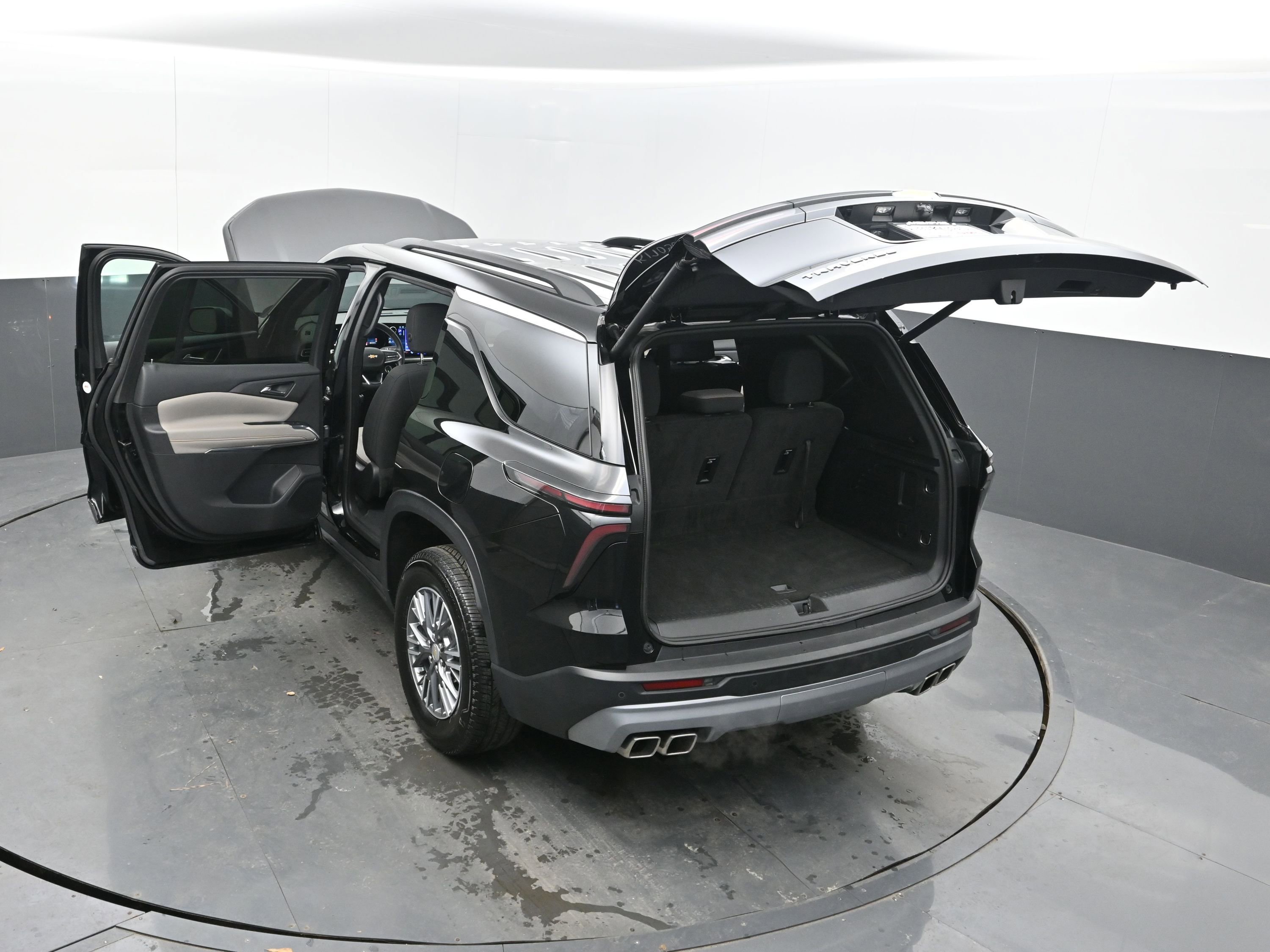 Used 2025 Chevrolet Traverse LT image 46