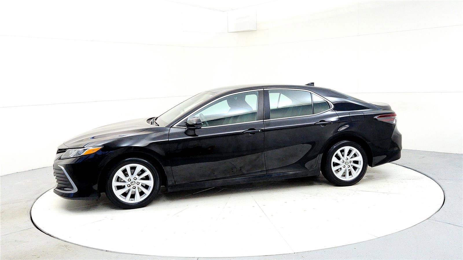 Used 2022 Toyota Camry LE image 3