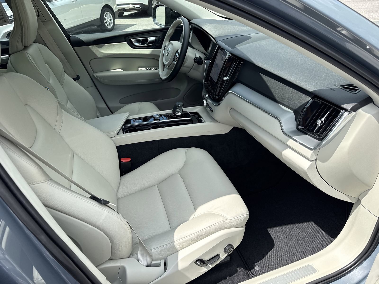 Used 2024 Volvo XC60 B5 Core image 32