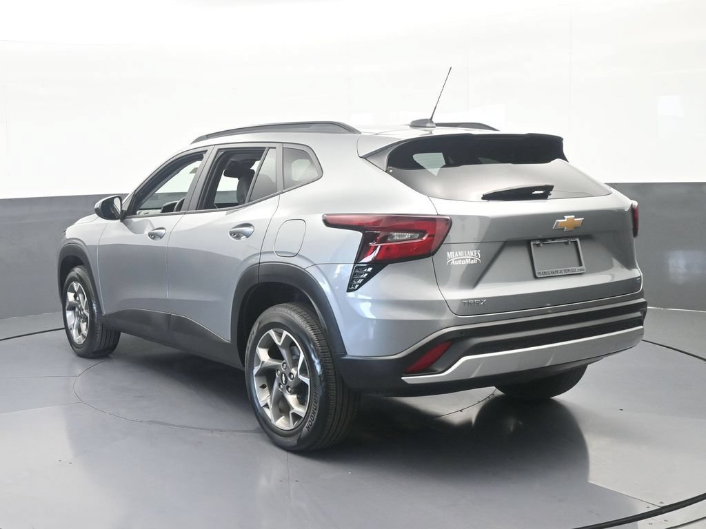 Used 2025 Chevrolet Trax LT w/ Driver Confidence Package FWD image 4