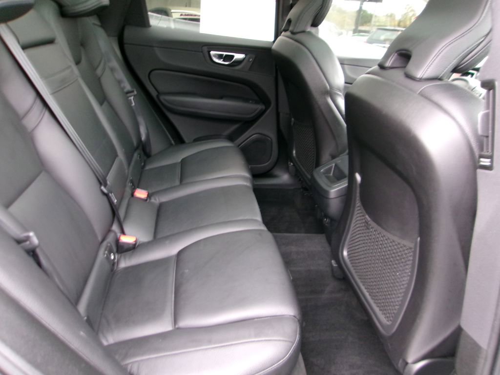 Used 2021 Volvo XC60 T5 Momentum w/ Premium Package image 18