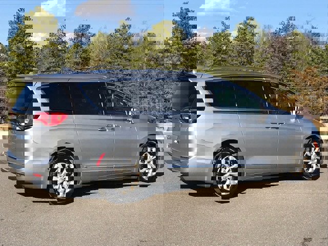 Used 2018 Chrysler Pacifica Touring-L image 3