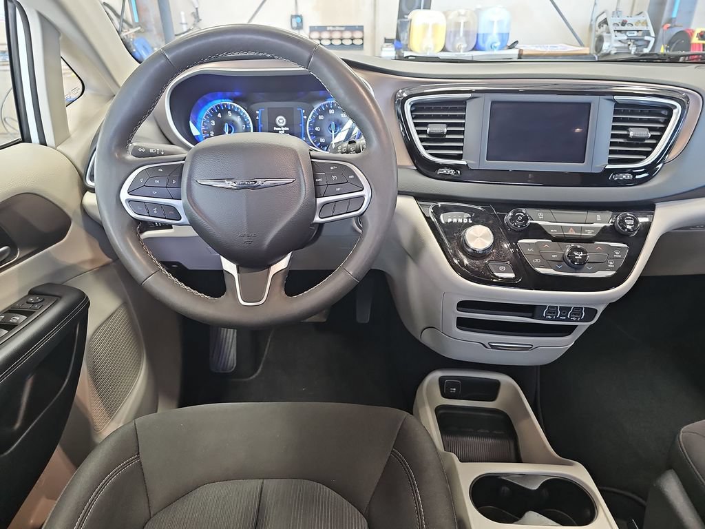 Used 2023 Chrysler Voyager LX FWD image 13