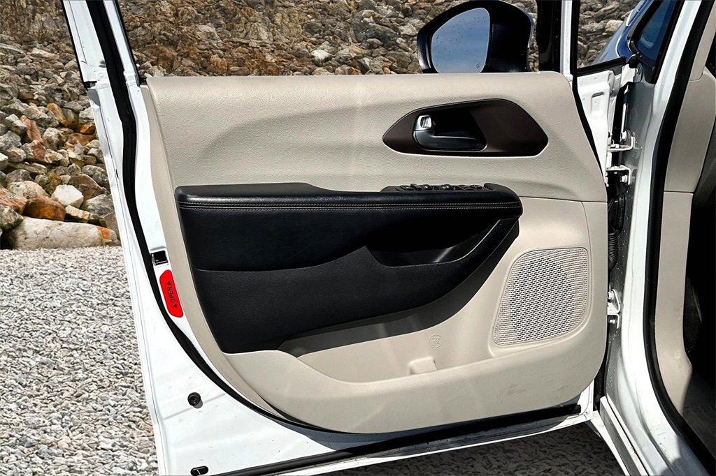 Used 2019 Chrysler Pacifica L image 12