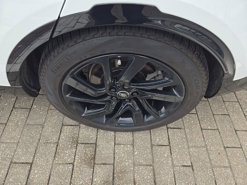 Used 2025 Land Rover Discovery Dynamic SE image 9