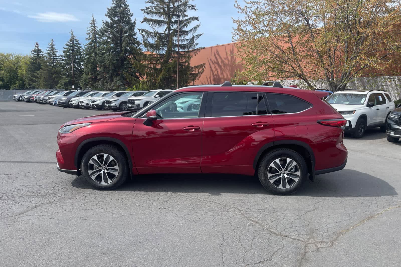 Used 2021 Toyota Highlander XLE AWD/4WD image 2