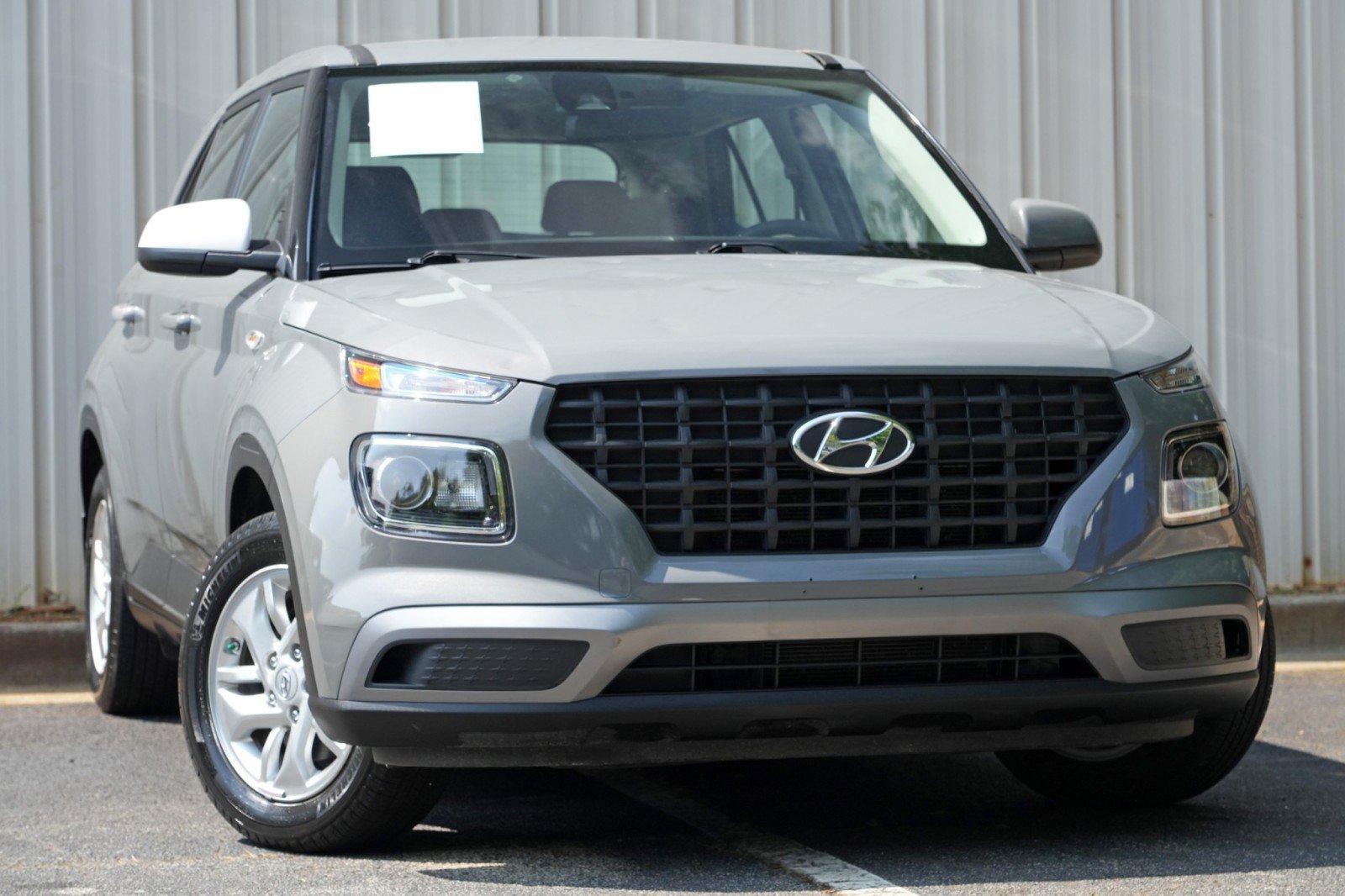 Used 2021 Hyundai Venue SE FWD image 2