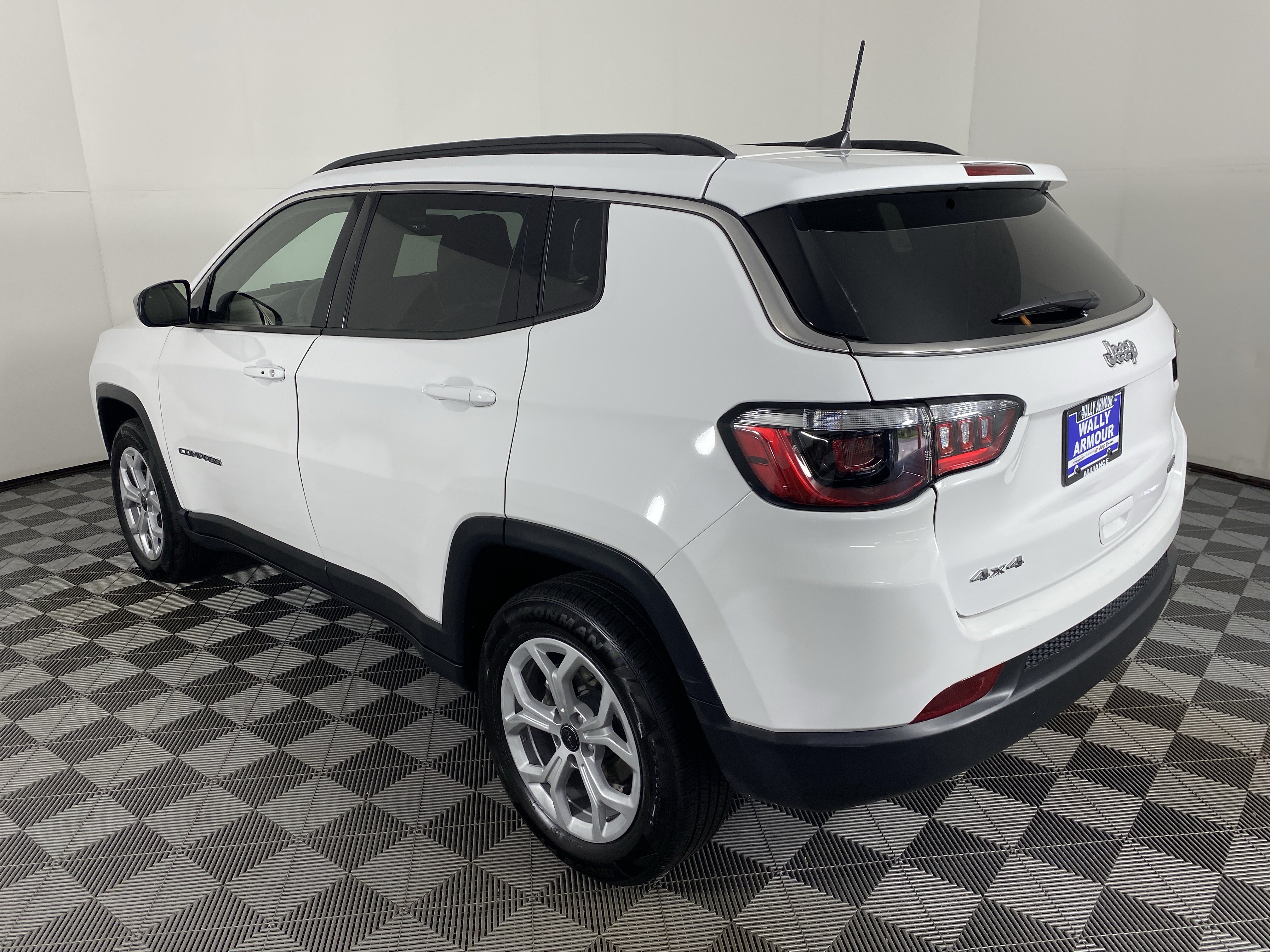 Used 2025 Jeep Compass Latitude AWD/4WD image 9