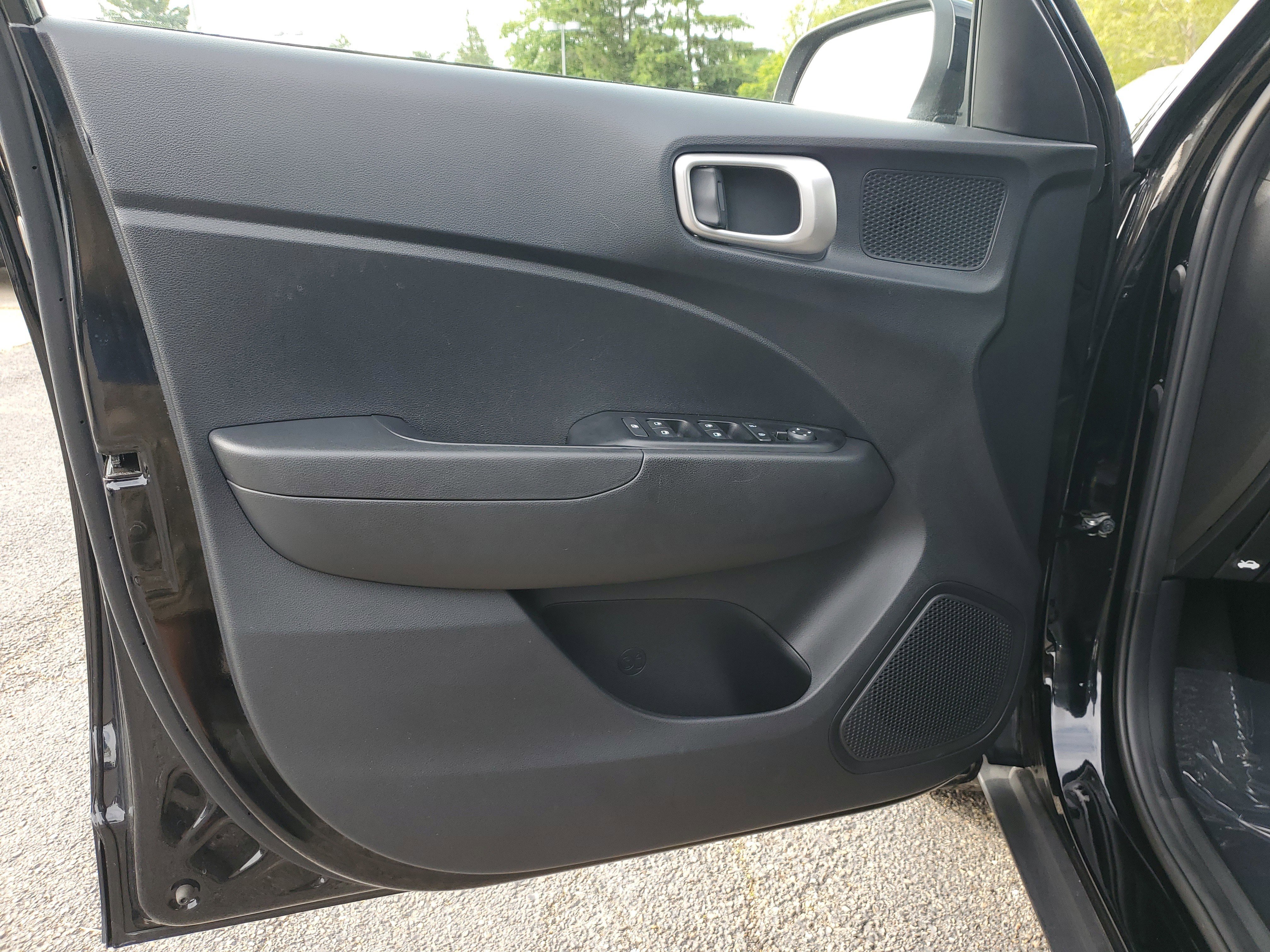 Used 2025 Hyundai Venue SE FWD image 16
