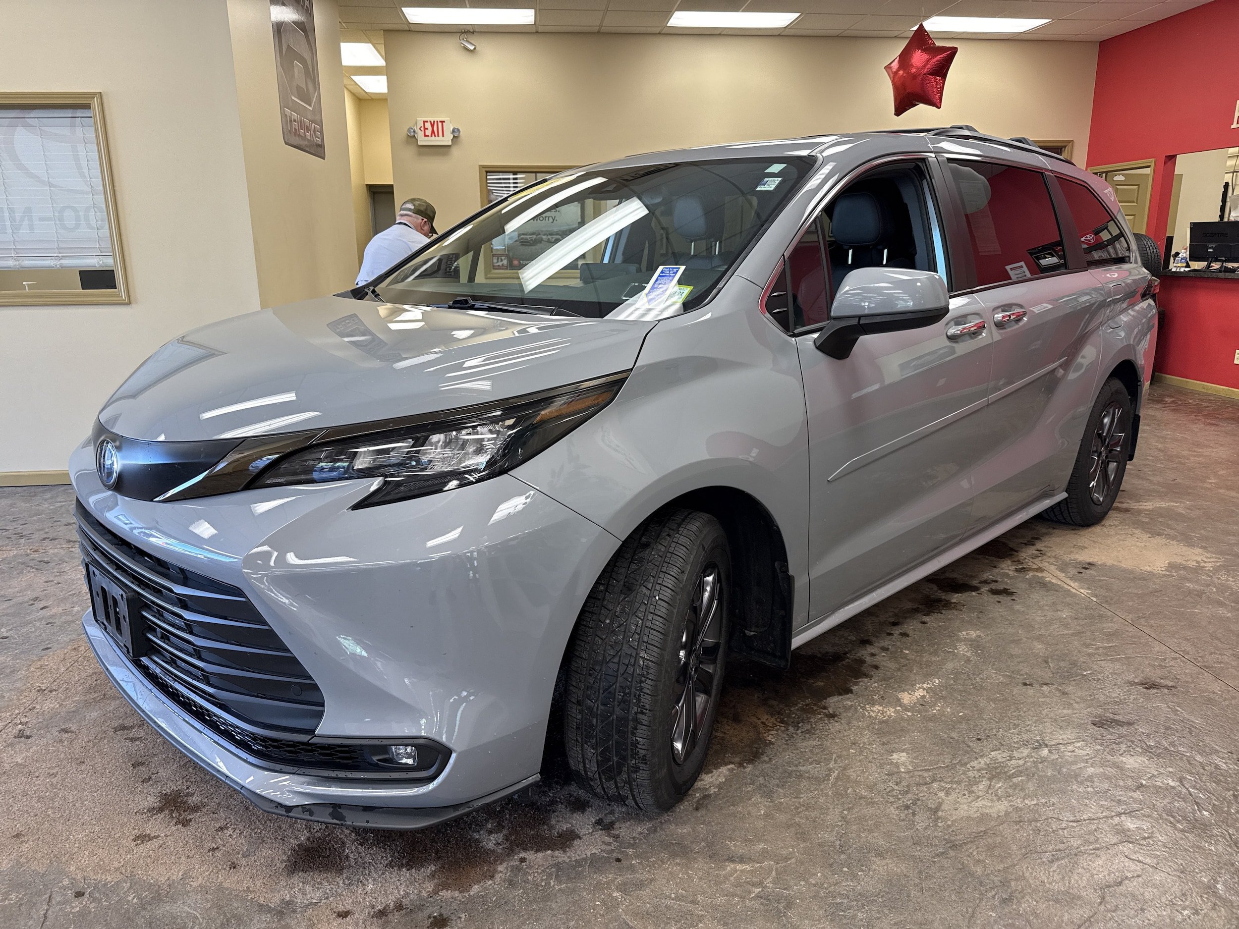 Used 2024 Toyota Sienna XLE Woodland Edition AWD/4WD image 4