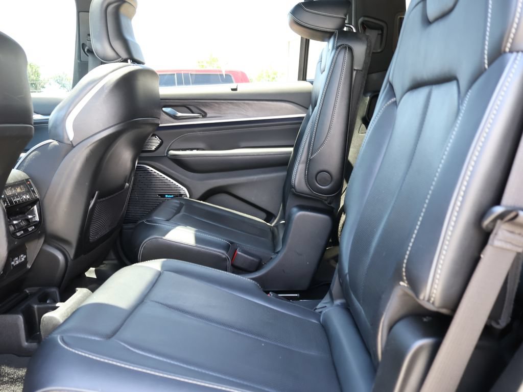 Used 2022 Jeep Grand Cherokee L Overland w/ Luxury Tech Group IV AWD/4WD image 19