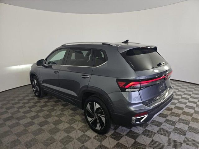 Used 2025 Volkswagen Taos SE AWD/4WD image 4