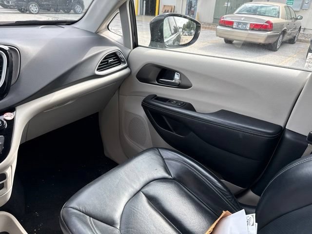 Used 2022 Chrysler Pacifica Touring-L FWD image 21