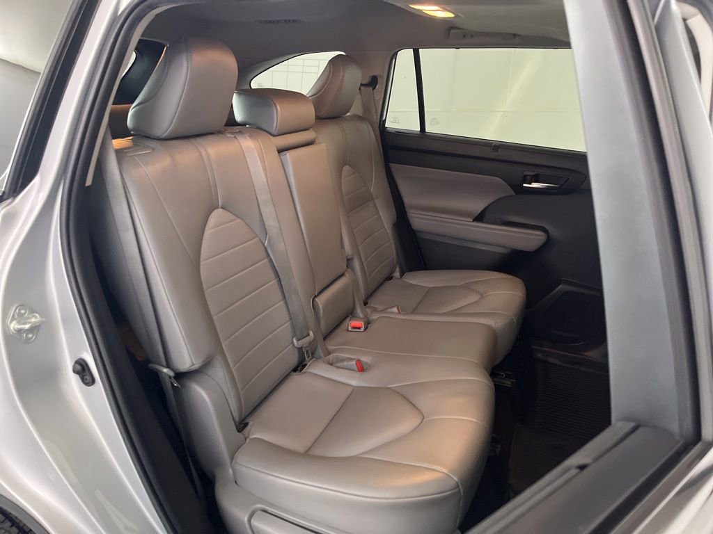 Used 2022 Toyota Highlander XLE AWD/4WD image 23
