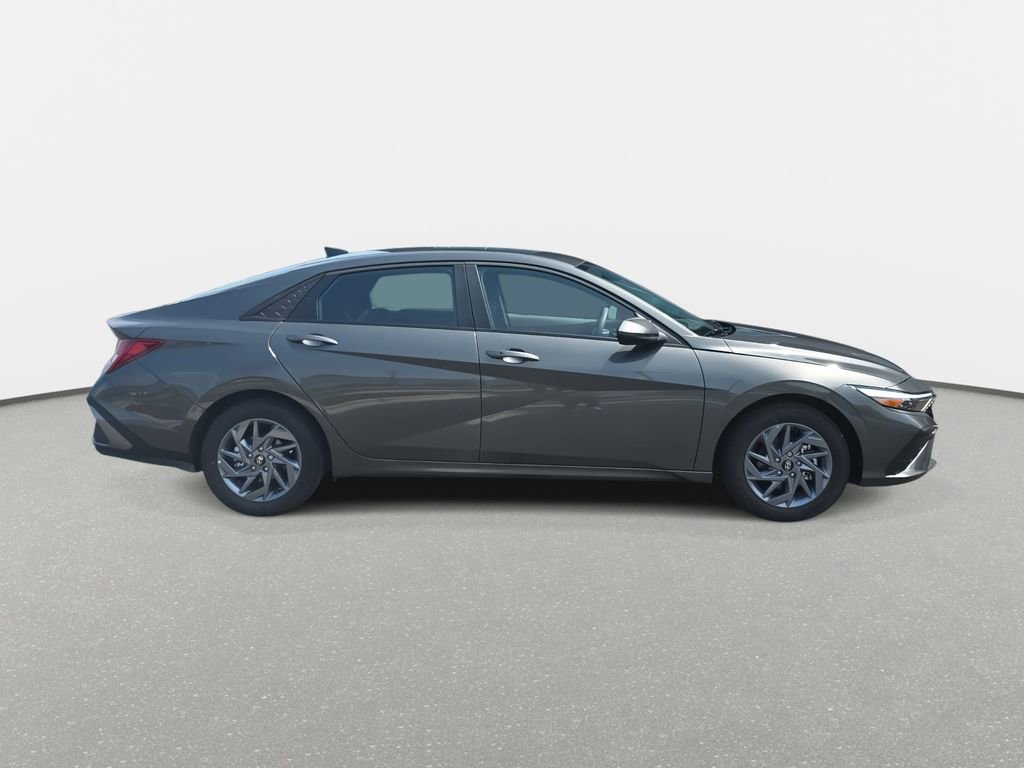 Used 2025 Hyundai Elantra Blue image 4