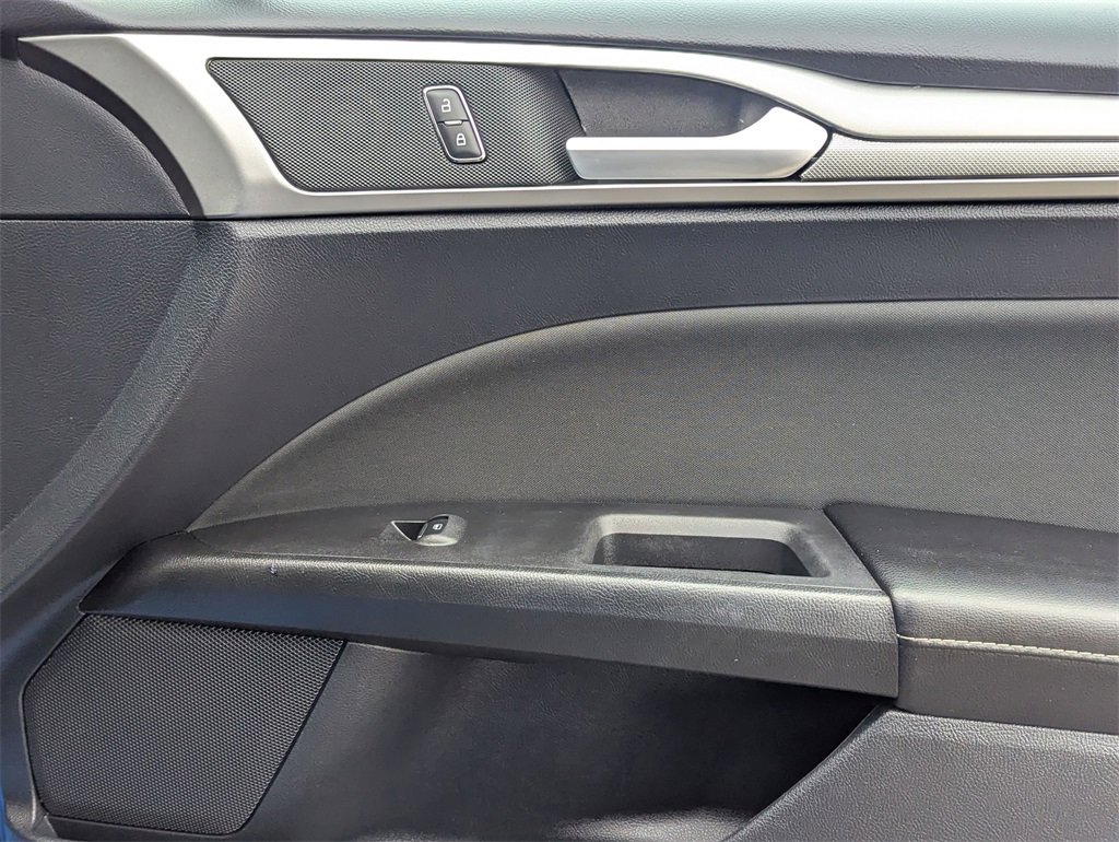 Used 2020 Ford Fusion SE image 27