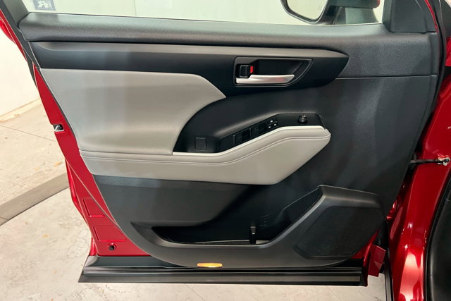 Used 2023 Toyota Highlander XLE image 14