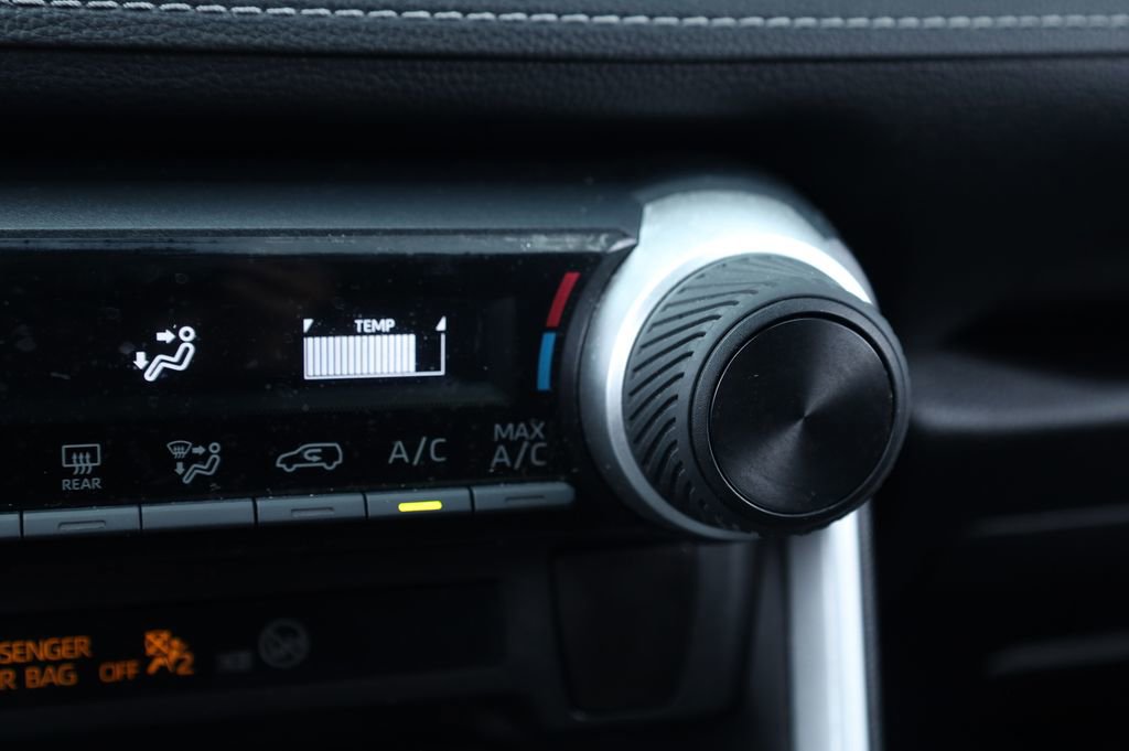 Used 2021 Toyota RAV4 LE image 32