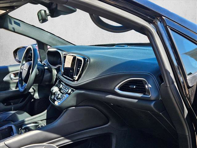 Used 2021 Chrysler Pacifica Limited w/ Uconnect Theater Family Group image 24