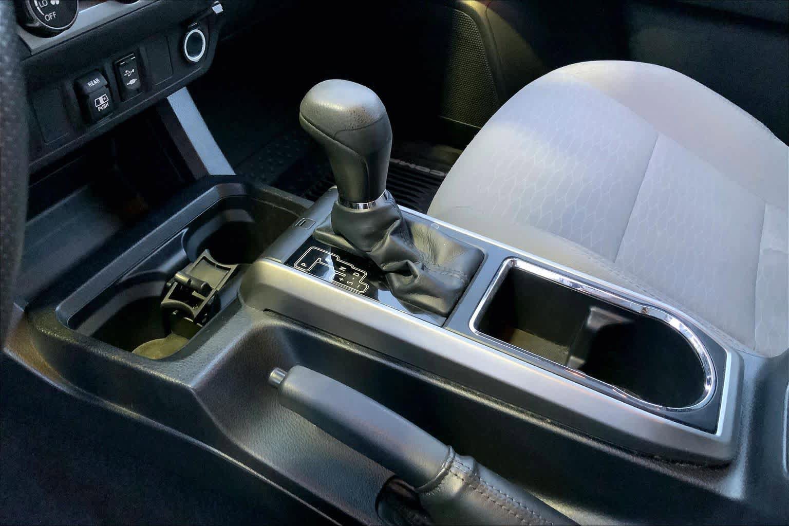 Used 2018 Toyota Tacoma SR5 AWD/4WD image 16