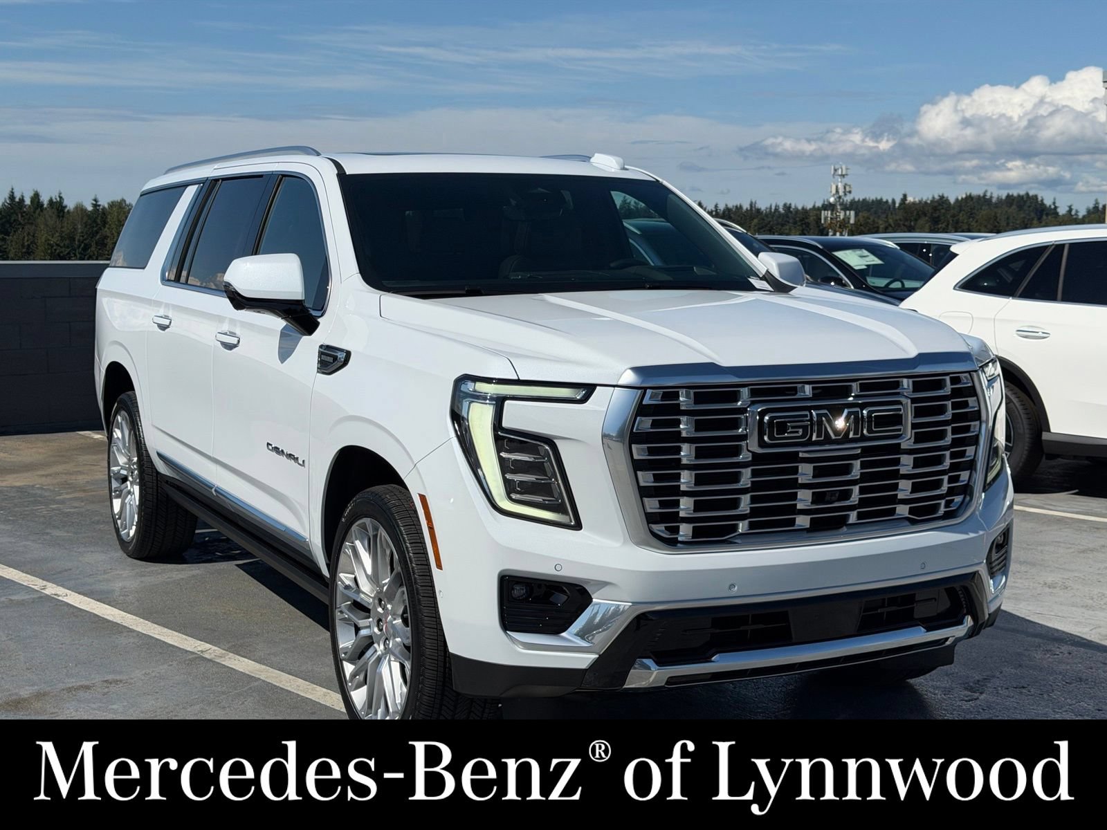 Used 2026 GMC Yukon XL Denali w/ Denali Reserve Package AWD/4WD image 3