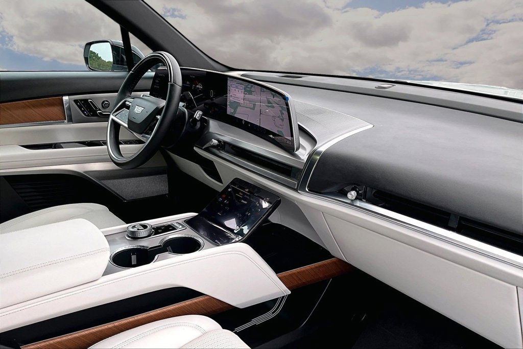 Used 2027 Cadillac Vistiq Luxury w/ LPO, Floor Liner Package AWD/4WD image 27