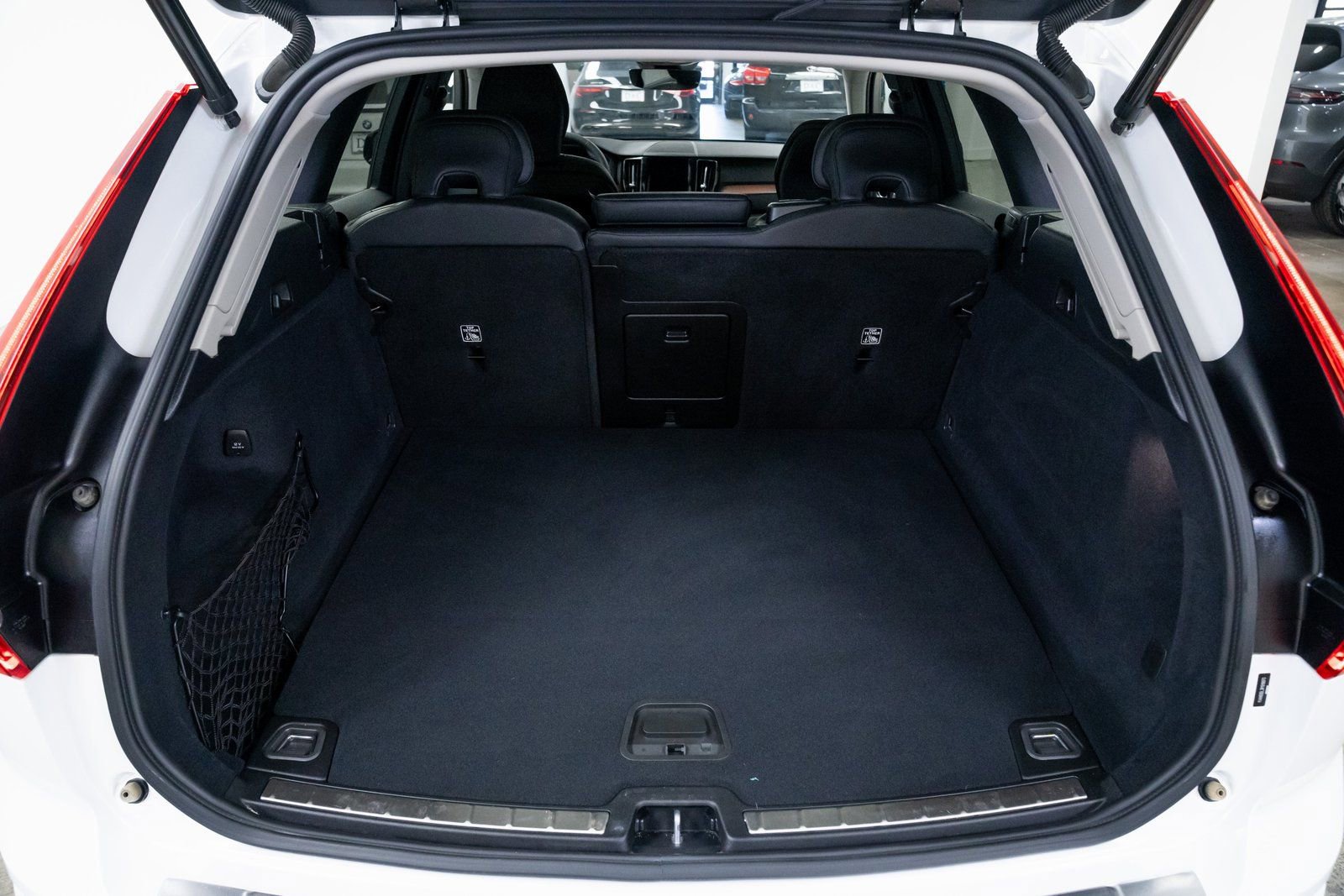 Used 2024 Volvo XC60 T8 Plus image 8