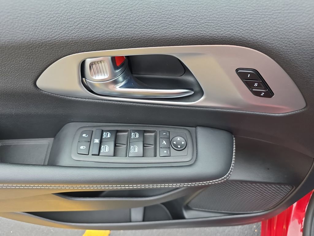 Used 2025 Chrysler Pacifica Limited image 29