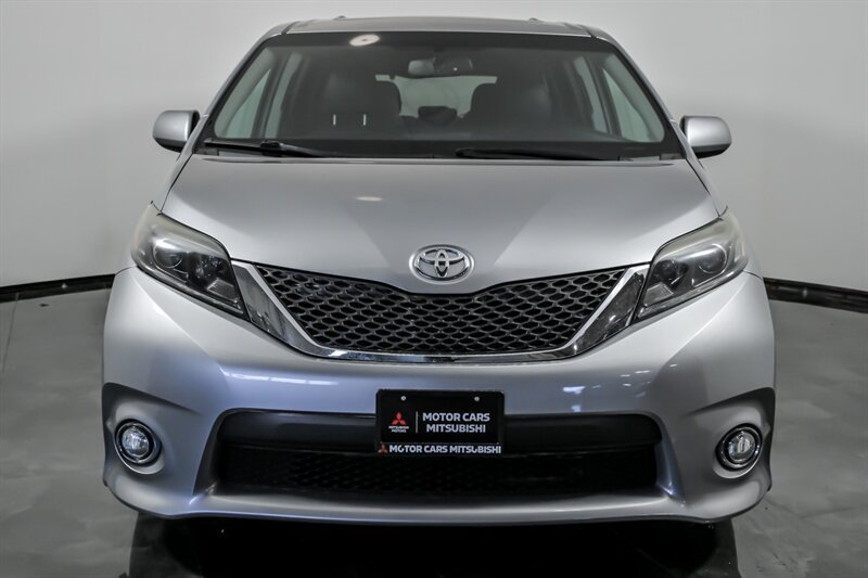 Used 2016 Toyota Sienna SE w/ SE Preferred Package FWD image 4