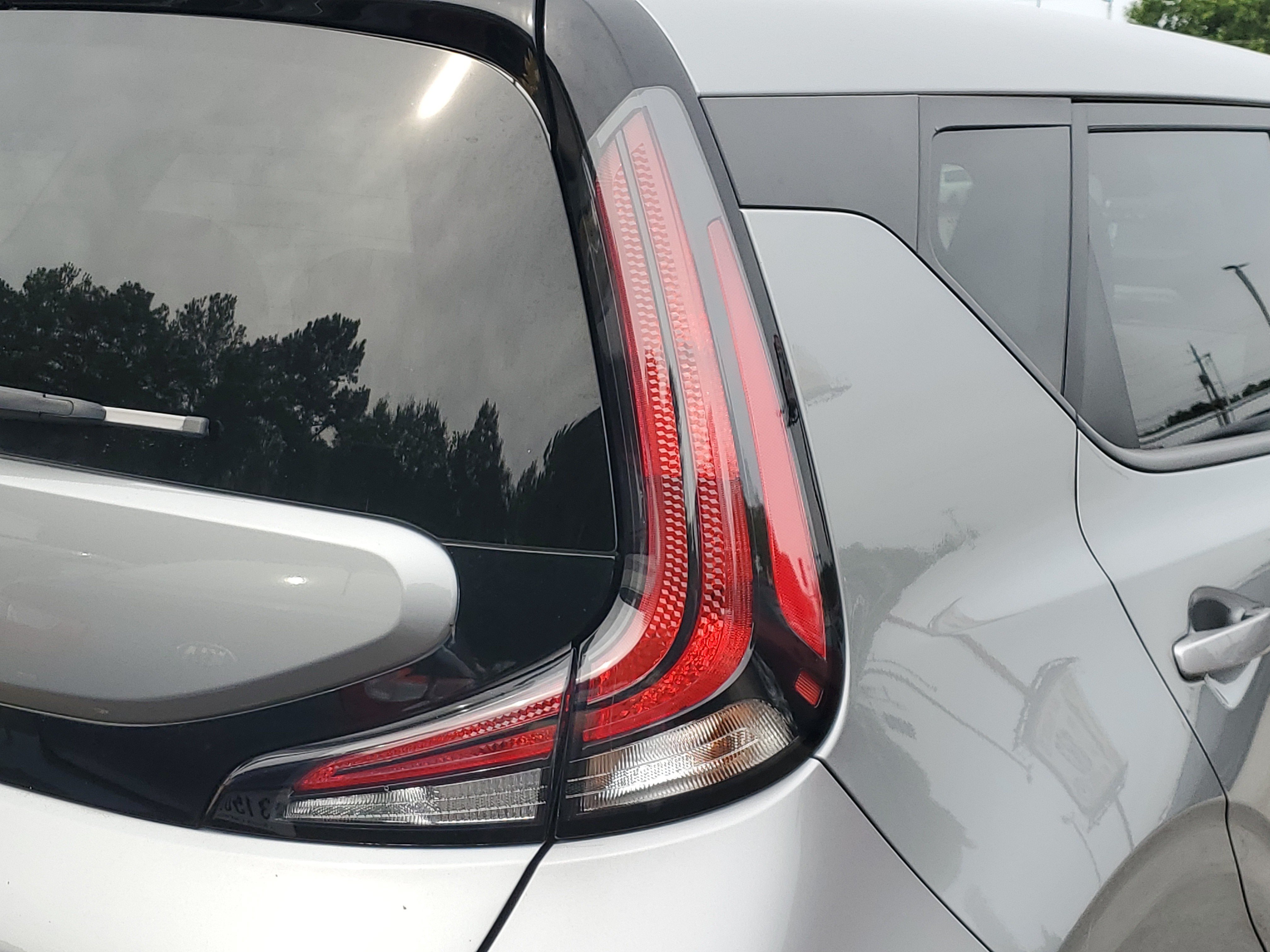 Used 2025 Kia Soul LX w/ LX Technology Package FWD image 8