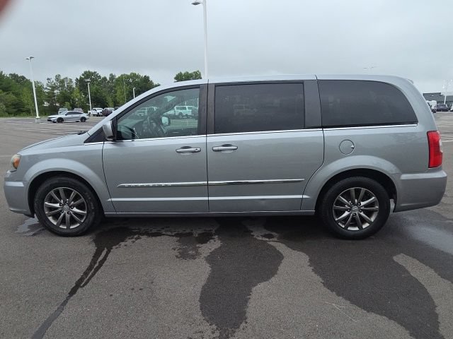 Used 2015 Chrysler Town & Country S FWD image 15