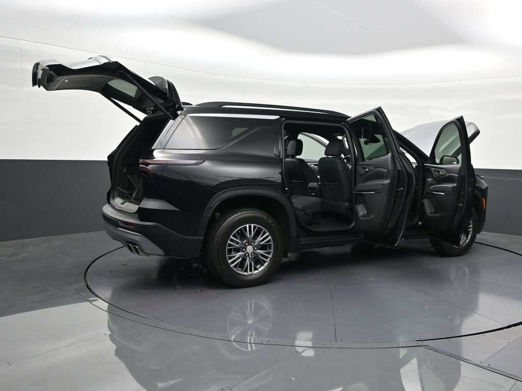 Used 2025 Chevrolet Traverse LT image 32