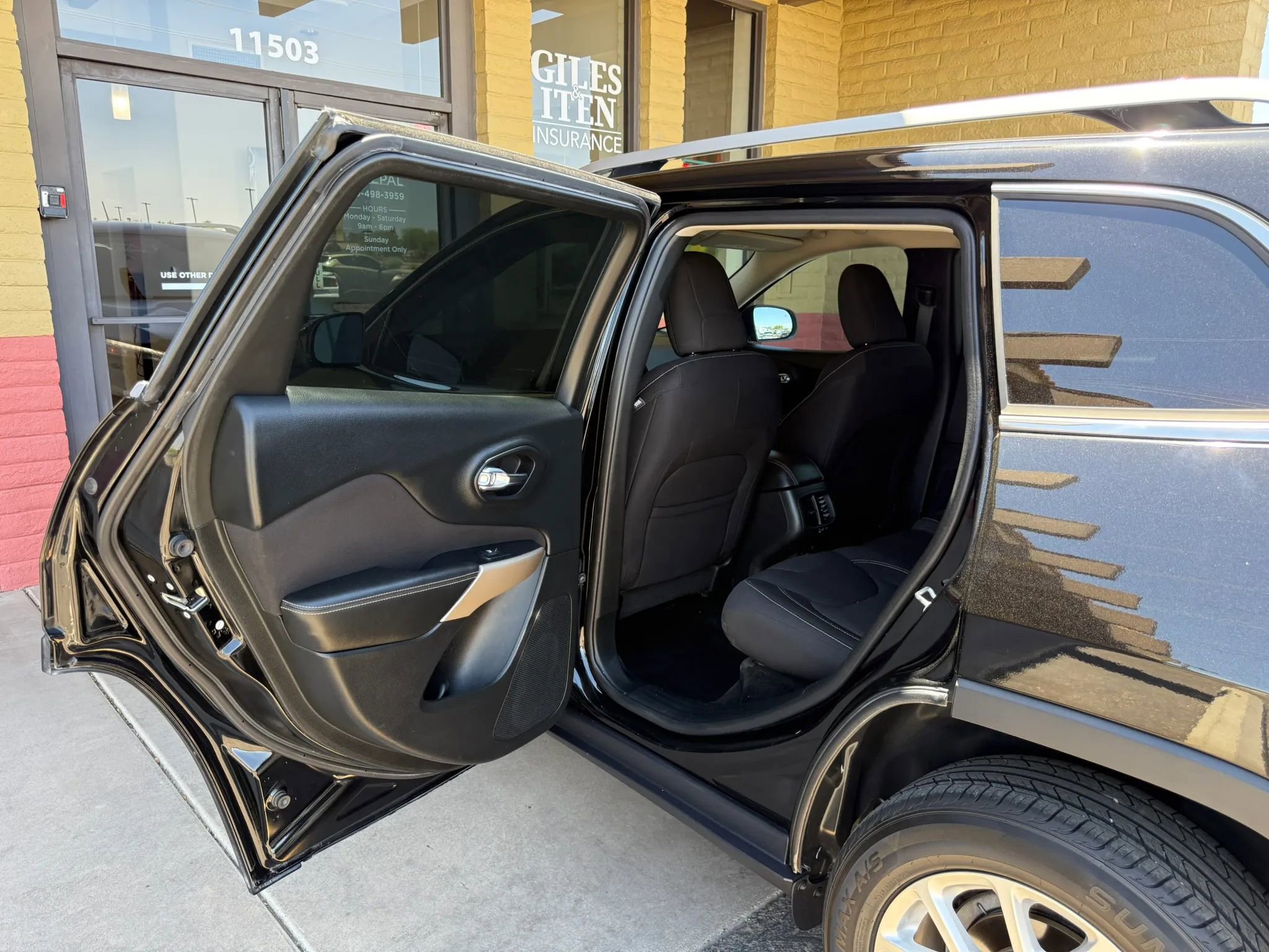 Used 2017 Jeep Cherokee Latitude w/ Safety/Convenience Group FWD image 19