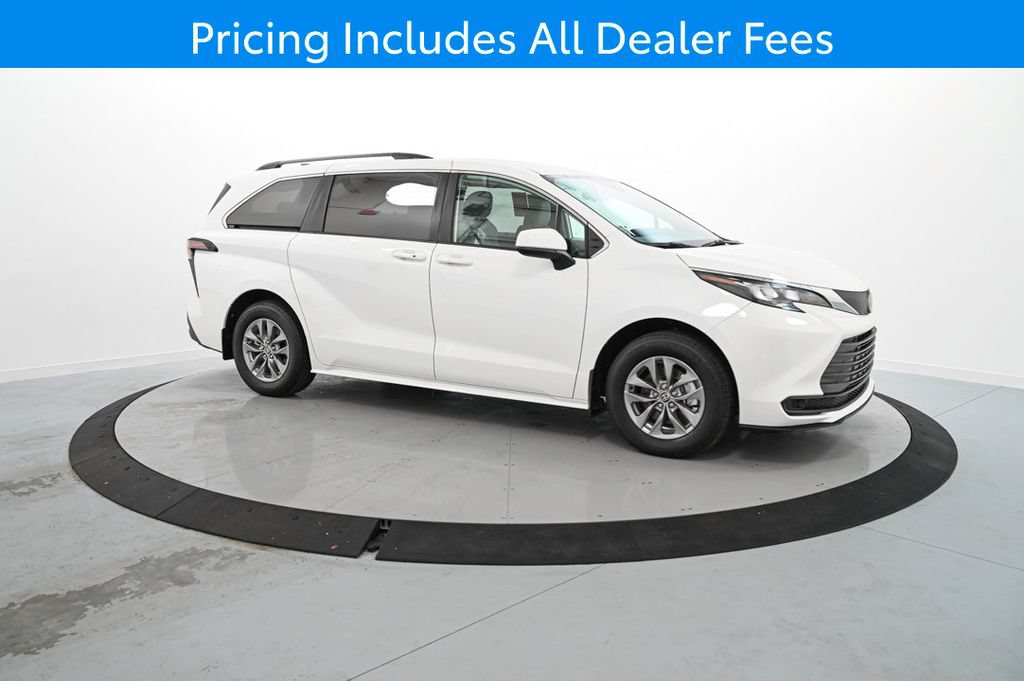 New 2026 Toyota Sienna LE FWD image 4
