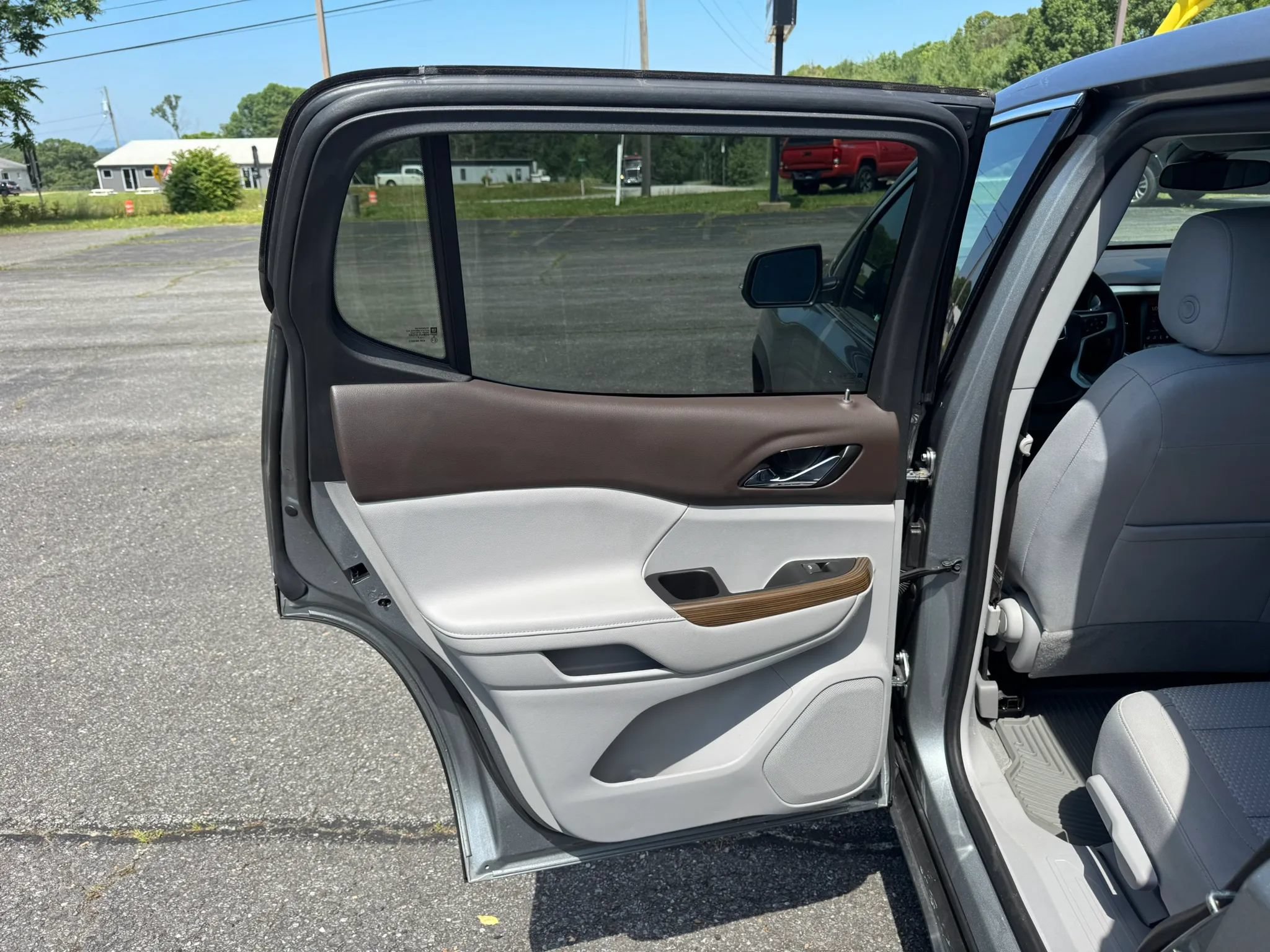 Used 2023 GMC Acadia SLE AWD/4WD image 33