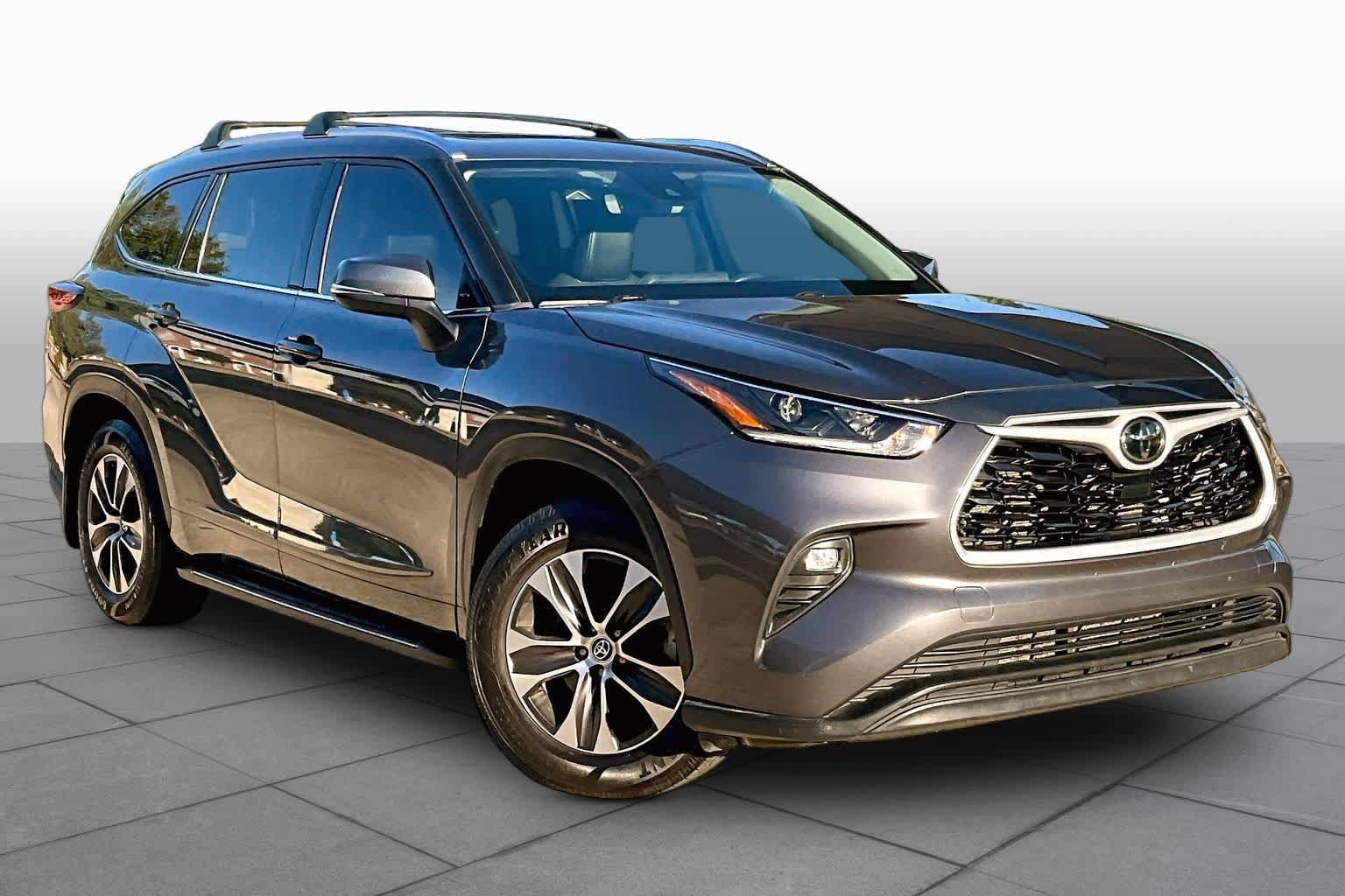 Used 2021 Toyota Highlander XLE AWD/4WD image 3