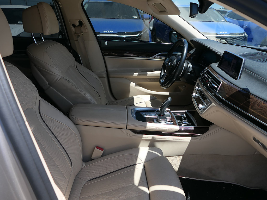 Used 2020 BMW 740i w/ Premium Package RWD image 29
