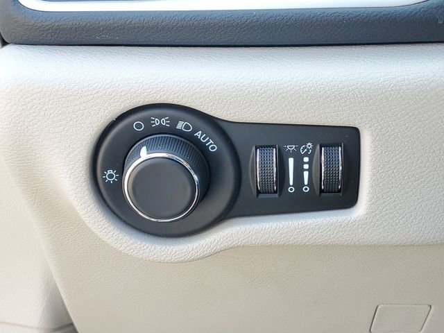 Used 2023 Chrysler Voyager LX FWD image 16
