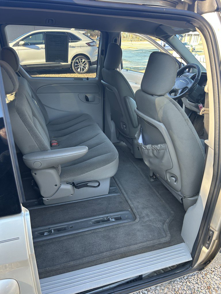 Used 2005 Chrysler Town & Country LX w/ Popular Equipment Group I image 18