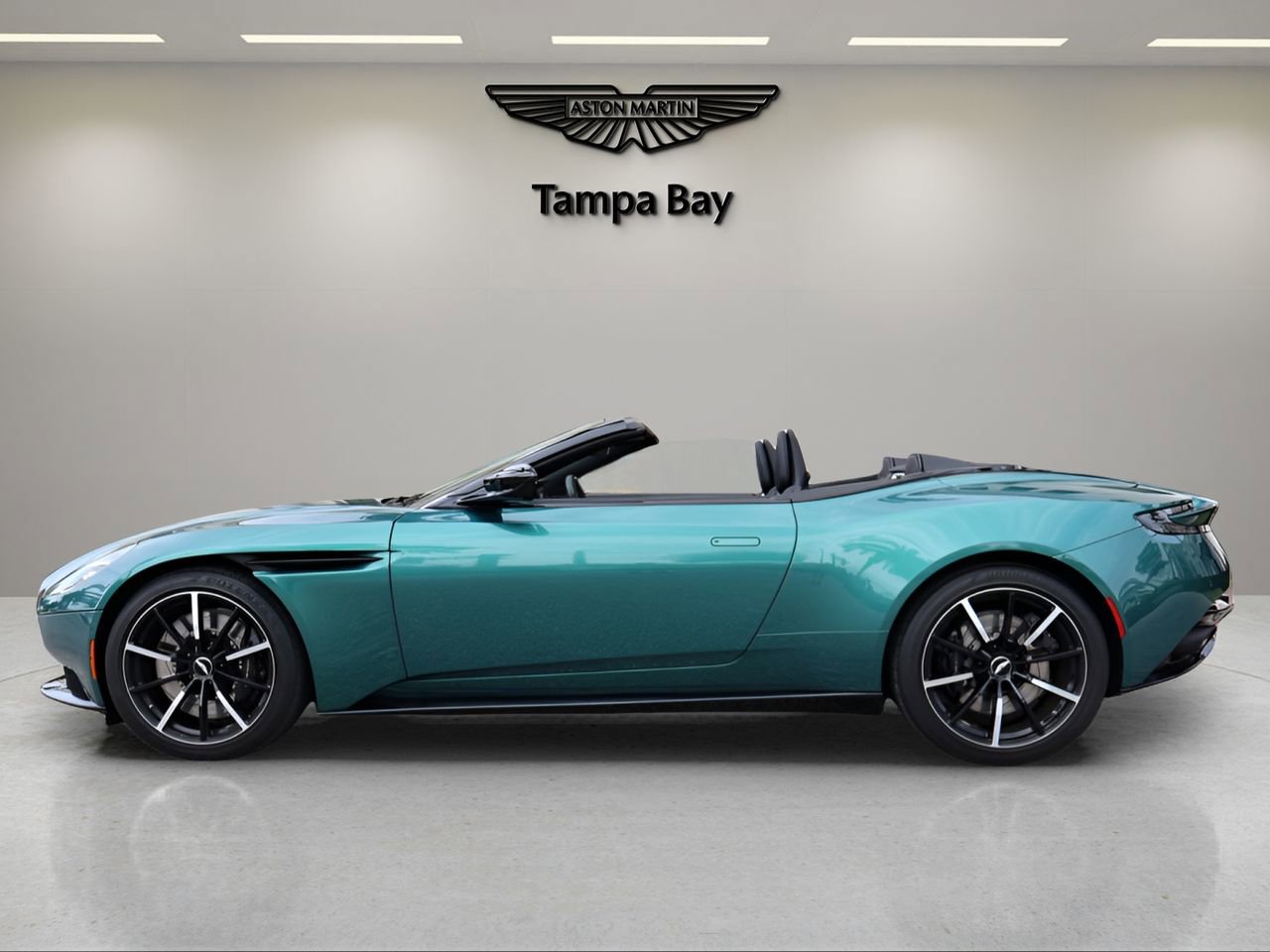 Used 2022 Aston Martin DB11 Volante RWD image 4