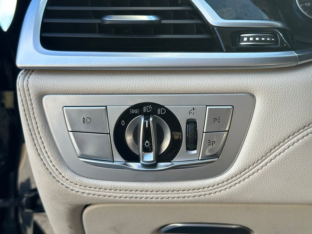 Used 2018 BMW 750i xDrive image 32