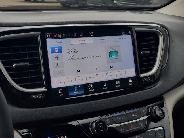 Certified 2024 Chrysler Pacifica Touring-L image 18